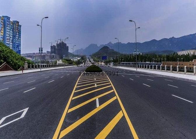 鎮(zhèn)江道路劃線，鎮(zhèn)江道路劃線施工單位？飛揚(yáng)市政專業(yè)可靠！