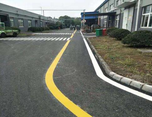 廠區(qū)道路劃線作用是什么，廠區(qū)道路劃線找誰(shuí)？飛揚(yáng)市政口碑好