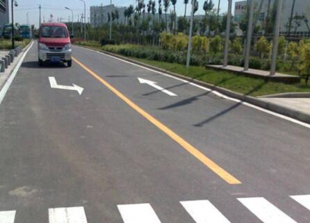 道路劃線的六大優(yōu)勢是哪些，蘇州道路劃線廠商對(duì)劃線的施工要求？