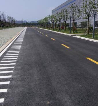 蘇州工廠地面劃線？專業(yè)團隊打造高效廠區(qū)交通體系